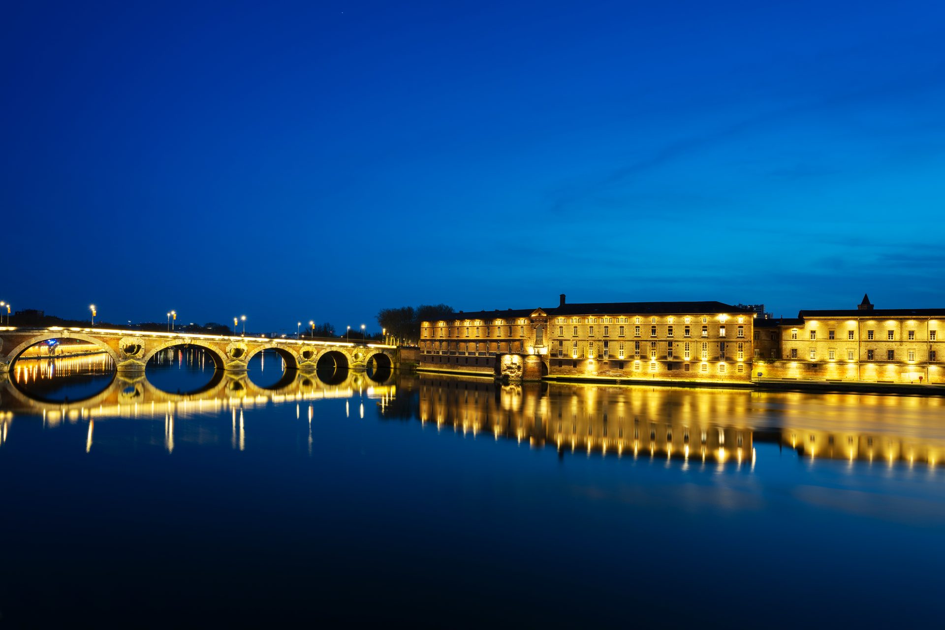 Vue nocturne du Pont Neuf et des quais de Toulouse